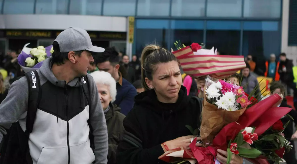Simona Halep s-a întors acasă supărată și accidentată. A refuzat primirea la Salonul Oficial. Îmbulzeală la aeroport / GALERIE FOTO