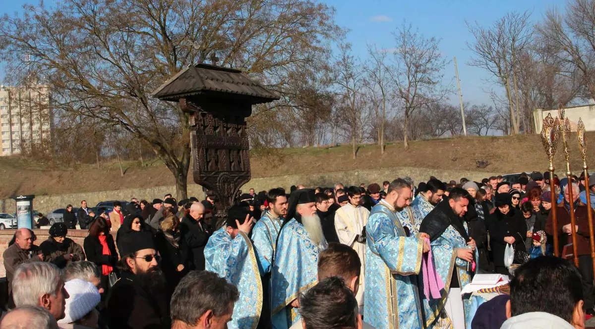 La Catedrala Reîntregirii din Alba Iulia, unii credincioși au venit cu plase pline cu sticle ca să ia apă sfinţită