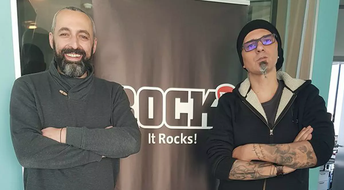 Alex Dona duce glumele de la Times New Roman la radio: ”O să-i aducem cu picioarele pe pământ pe cei care se iau prea în serios”