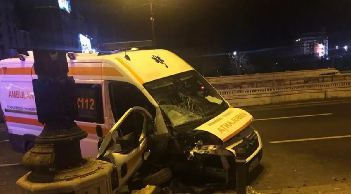 Ambulanță lovită de un BMW, în Piața Unirii din Capitală.
