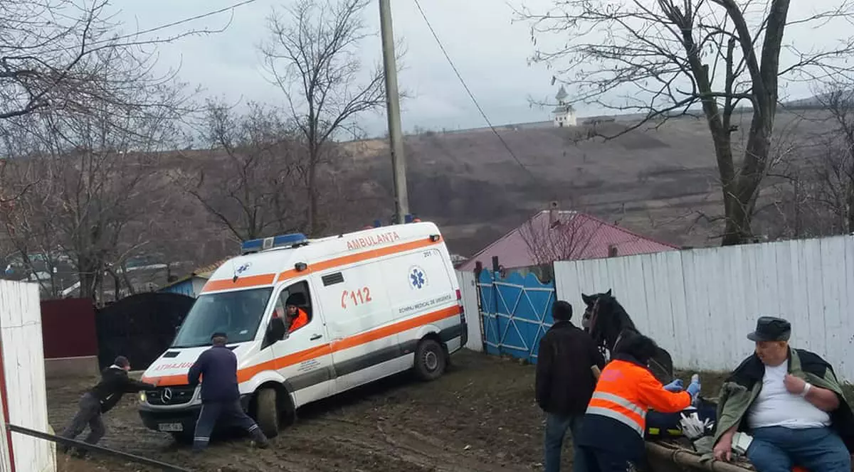 Aventurile ambulanțierilor vasluieni, cu aparatura în spinare, pe coclaurile din județ