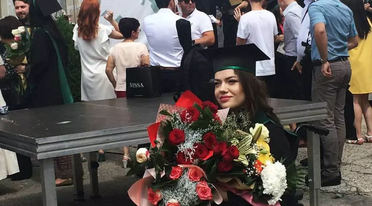 Andreea Nechita, tânăra în scaun cu rotile care a devenit medic în Iași