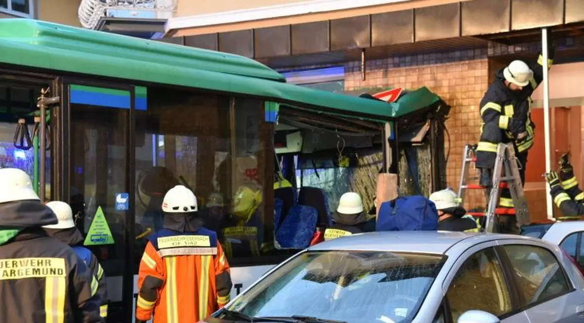Autobuz școlar, implicat într-un accident în Germania