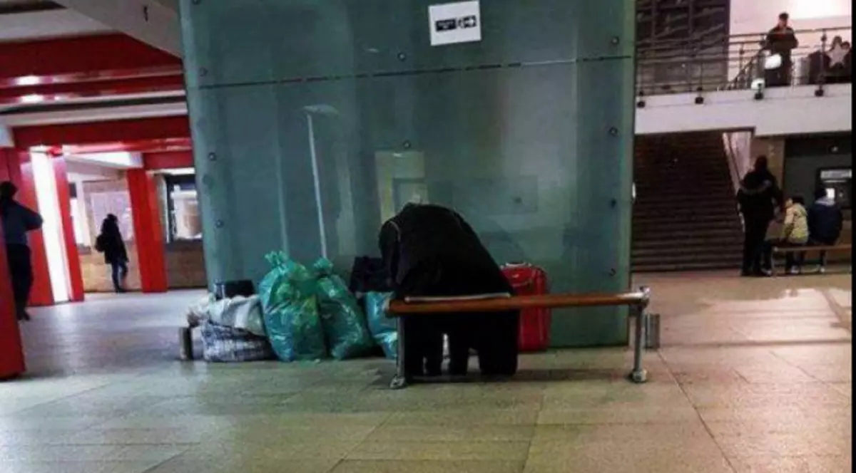 Bătrână abandonată în gara din Craiova