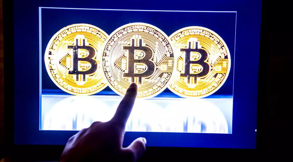 Bitcoin a scăzut șa 6.000 de dolari pe unitate, dar apoi și-a revenit puțin și a crescut peste 6.400