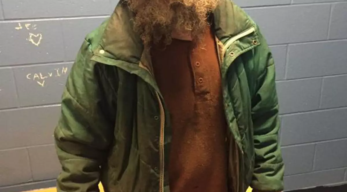 Gest impresionant făcut de un polițist pentru un bărbat fără adăpost care dorea să facă un duș