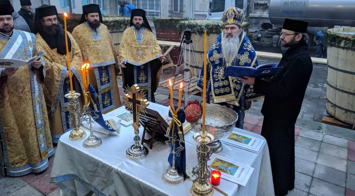 Mii de credincioşi, aşteptaţi pe faleza Dunării la Slujba de Bobotează