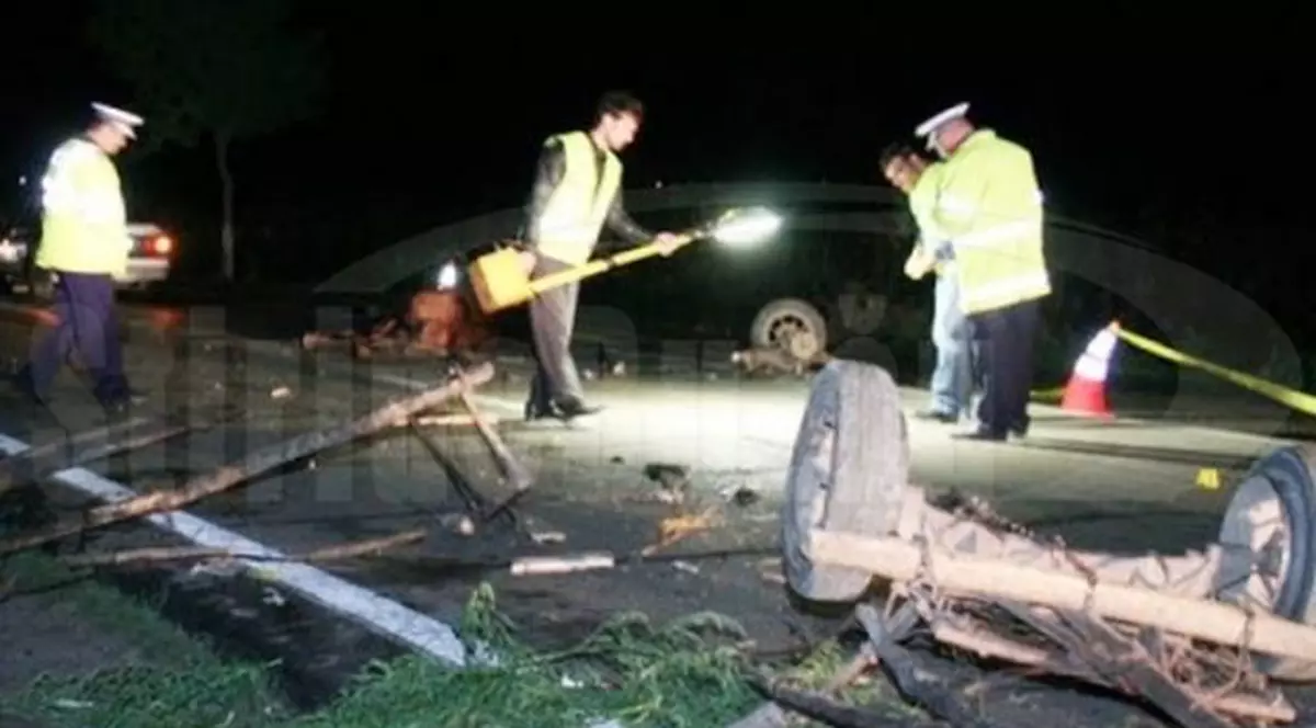 Patru copii dintr-o căruță, răniți de o mașină pe un drum din județul Buzău