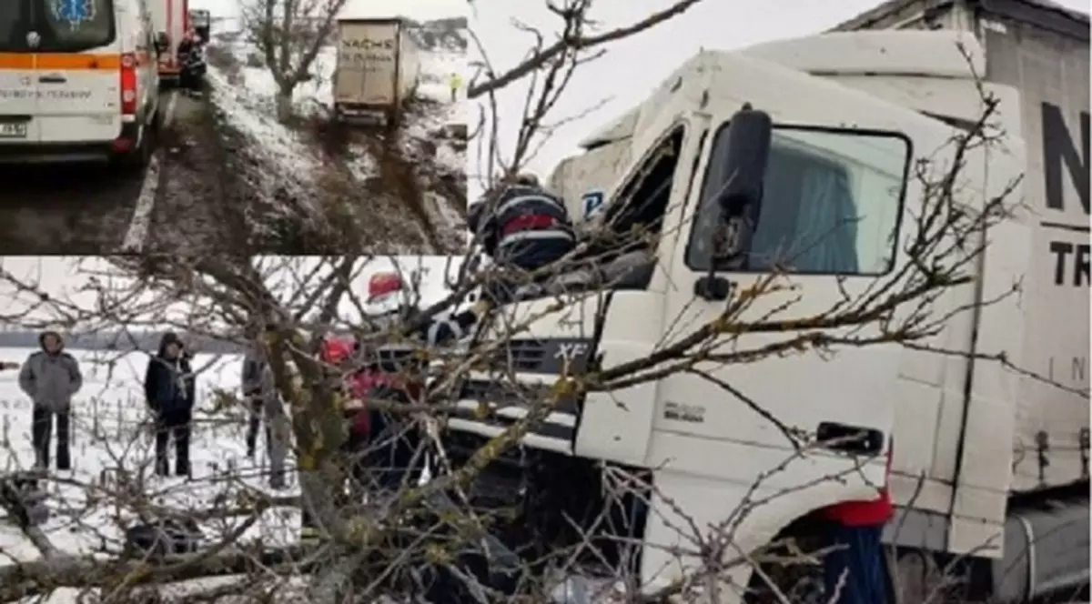 Camion încărcat cu dulciuri, implicat într-un accident rutier pe DN65. Un bărbat a rămas încarcerat