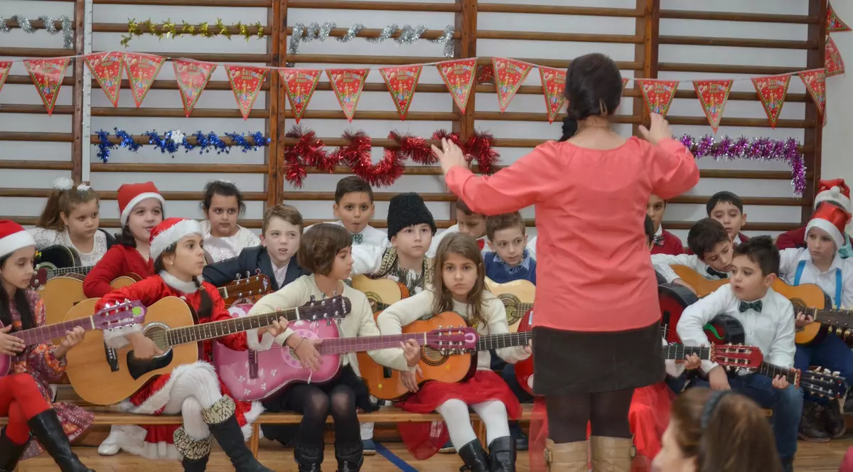 REPORTAJ: Când pasiunea pentru chitară se împletește cu dragostea pentru copii. O învătătoare își îndrumă elevii pe aripi de note muzicale