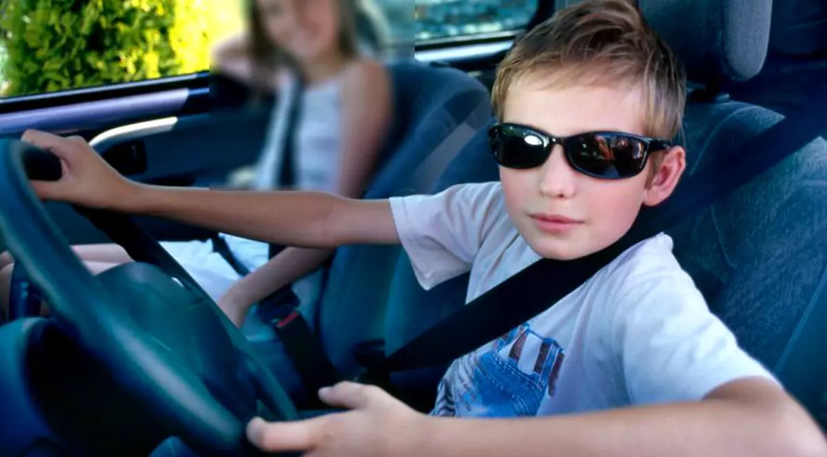 Un copil de 12 ani a furat mașina părinților și condus-o prin sat. Aventura puștiului din Vrancea, oprită de polițiști