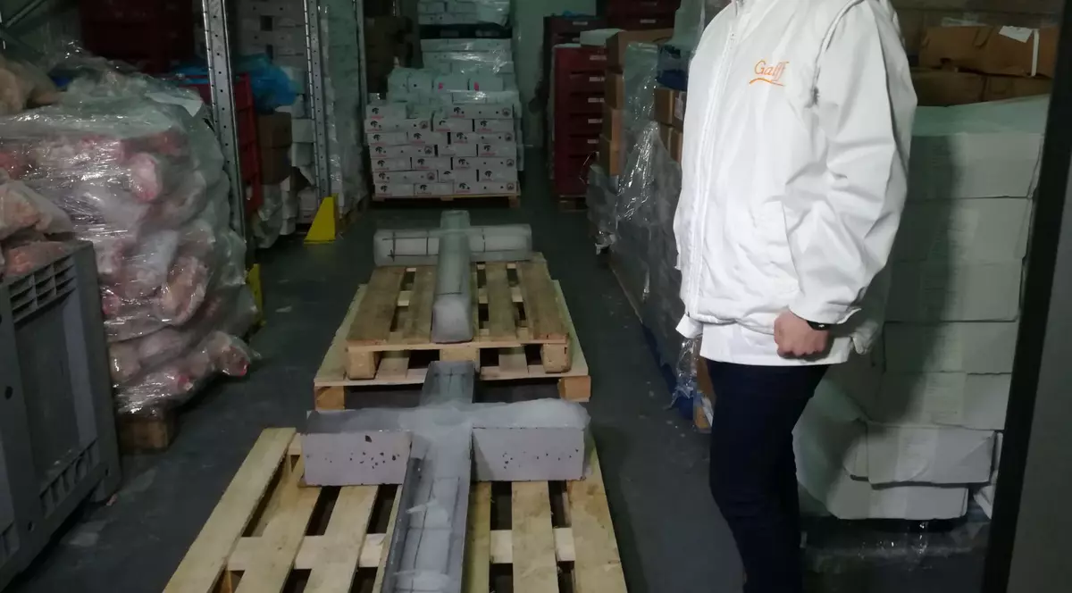 Două cruci de gheaţă pentru Slujba de Bobotează de pe faleza Dunării sunt pregătite în camera frigorifică a unei firme