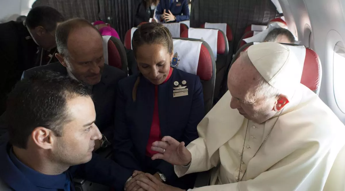 Papa Francisc a căsătorit doi însoțitori de bord în timpul unui zbor cu avionul în Chile