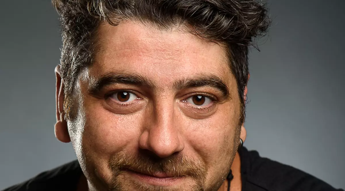 Restul (nu) e tăcere, e muzică! Ovidiu Niculescu, actorul care compune ”cântece de derbedeu”