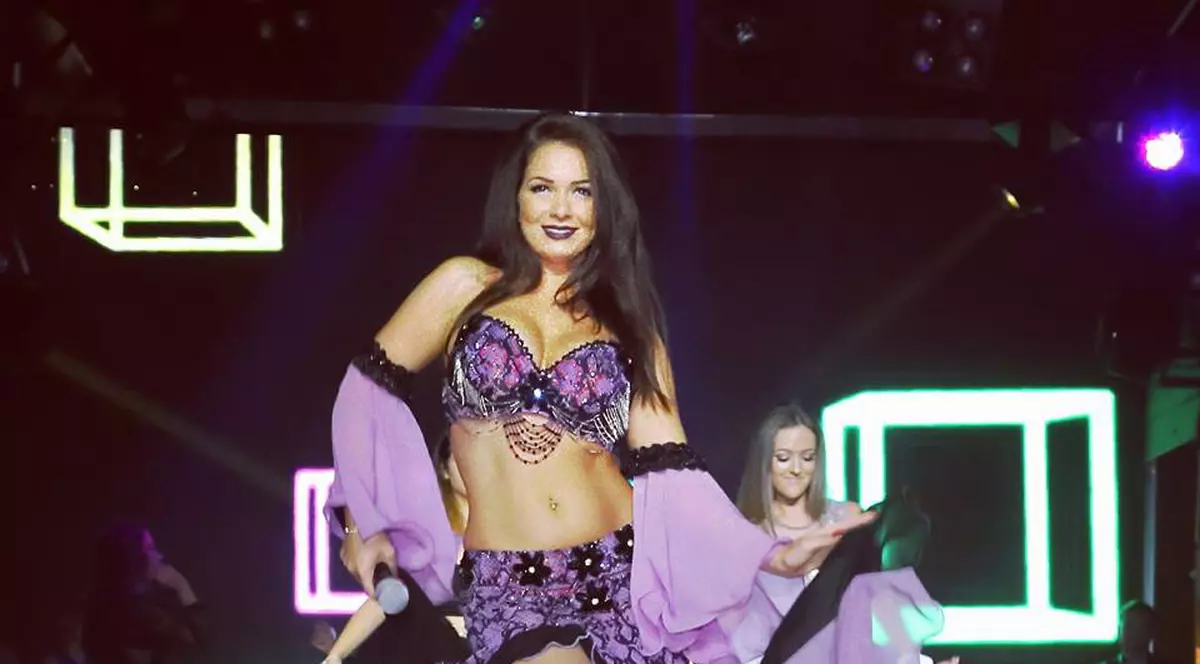 Cât ia Deea Maxer pentru un show de dans din buric. Câștigă bani buni din show-urile private | VIDEO