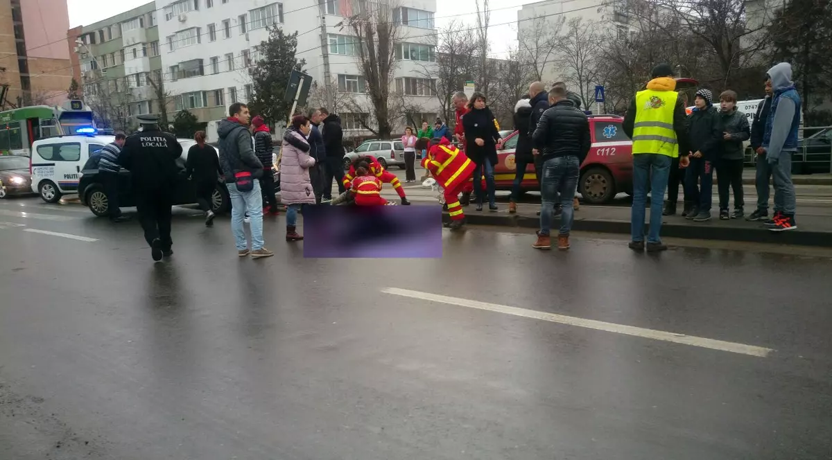 Doi copii și o femeie, răniți pe trecerea de pietoni în Galați