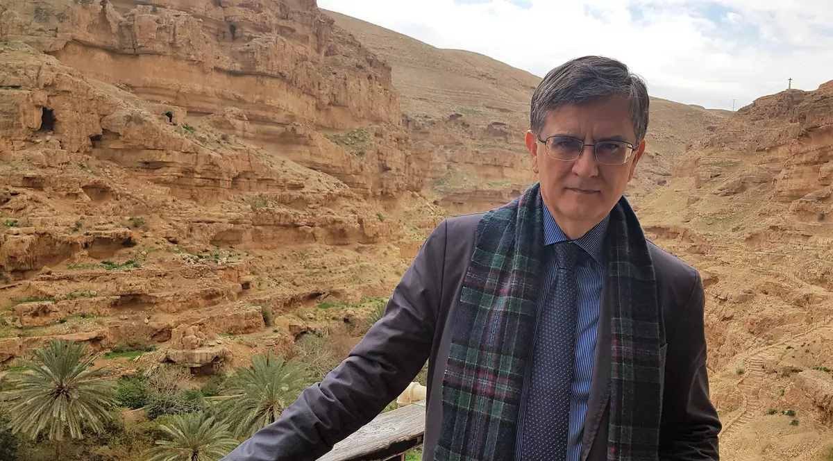 Rectorul Mircea Dumitru demisionează din funcțiile asociate Ministerului Educației și îl îndeamnă pe Popa să pună mâna pe carte