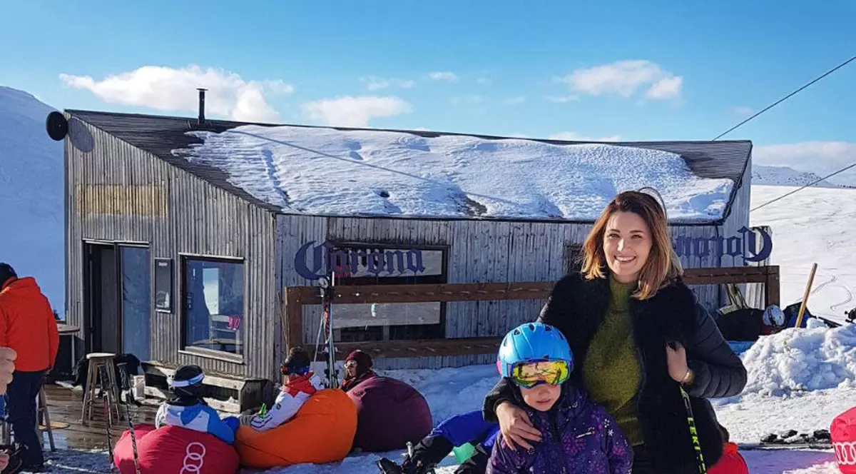 Ela Crăciun, cadou de început de an pentru copiii săi. I-a trimis în cantonament de schi la Sinaia