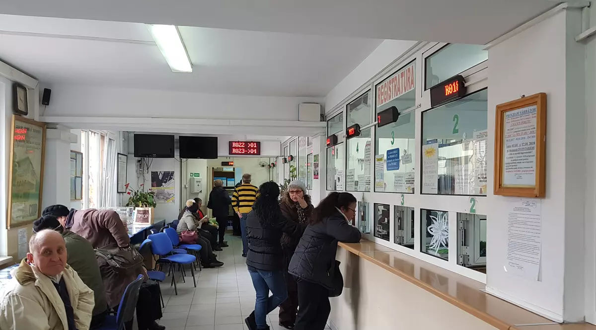 Barometrul sărăciei în România. Pe 3 ianuarie, la primele ore ale dimineții, pensionarii au stat la coadă să se împrumute