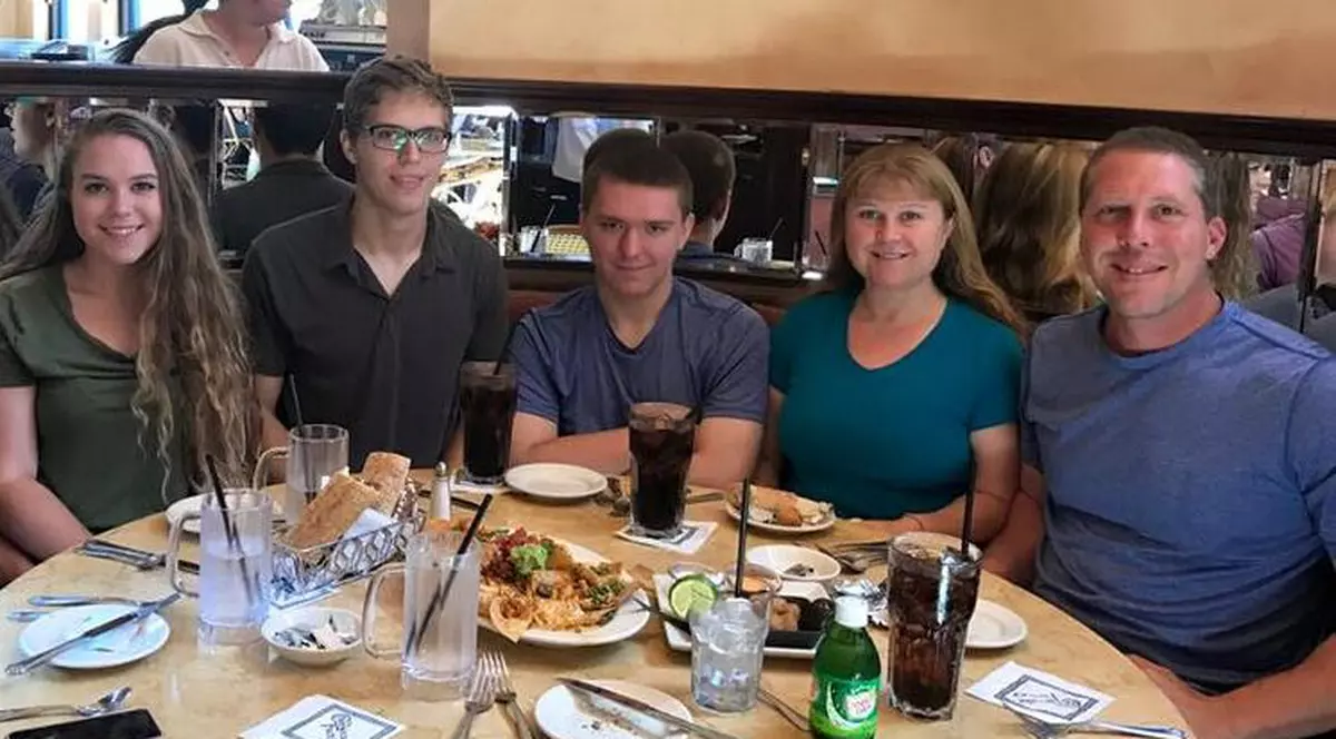 Un adolescent și-a omorât familia în noaptea de Revelion 2018