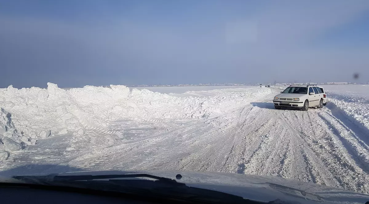 GALERIE FOTO | Drumul pe care nu-l deszăpezeşte nimeni, niciodată. Zăpada bătătorită și înghețată dispare doar primăvara