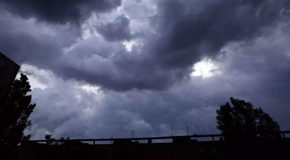 Cod galben de furtună în zone montane din Oltenia şi Muntenia. Nori de ploaie