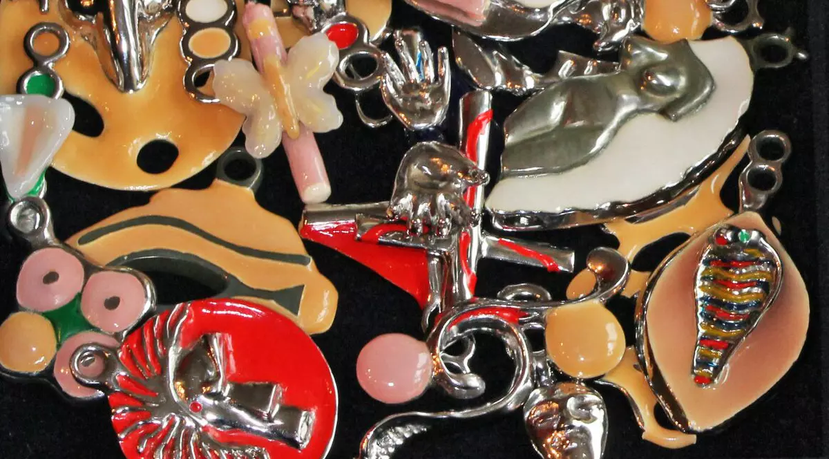 REPORTAJ: Face pandantive din metal şi ceramică dentară, adevărate opere de artă în miniatură: "Când creez, parcă sunt în transă"