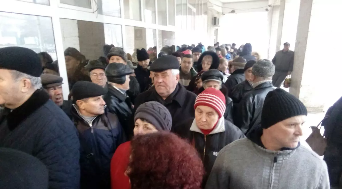 Înghesuială, îmbrânceli și ghionturi la Galați, pentru plata impozitelor în prima zi de deschidere a ghișeelor