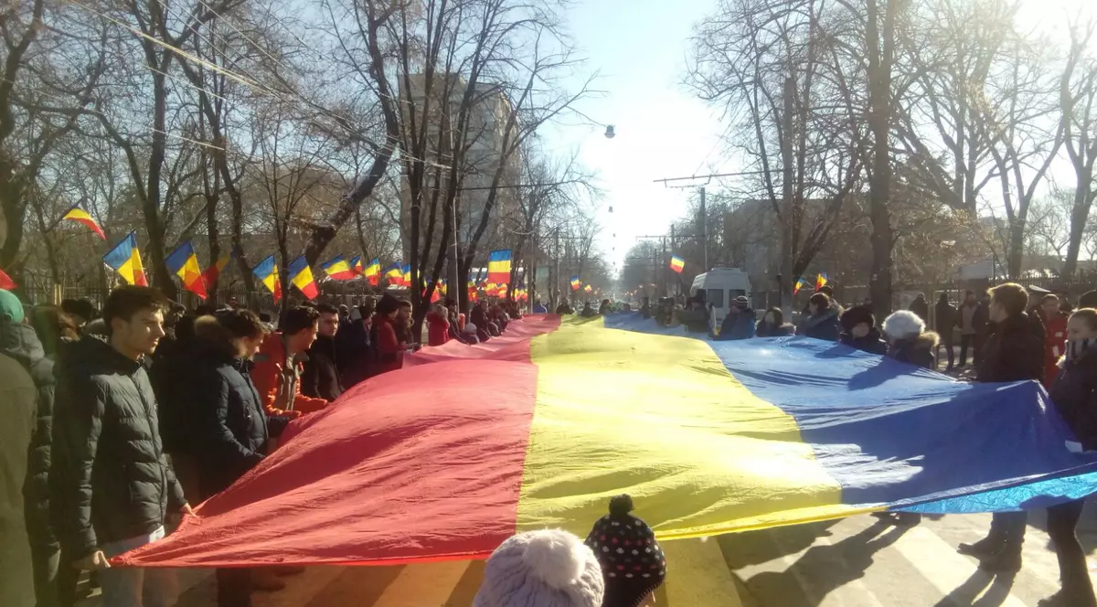 Sute de gălățeni s-au prins în Hora Unirii la statuia lui Cuza. Unioniștii au adus un steag tricolor de 50 de metri