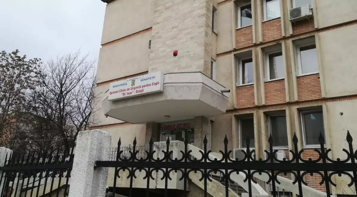 Un tată și-a bătut fiica de 7 ani cu o coadă de topor până i-a rupt splina