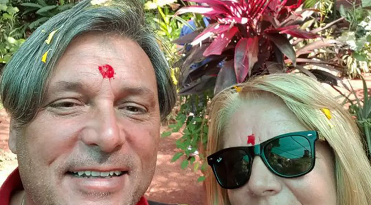 Croaziera cu surprize de Revelion. Cornel Galeș și blonda Vivi s-au căsătorit după ”ritul” indian