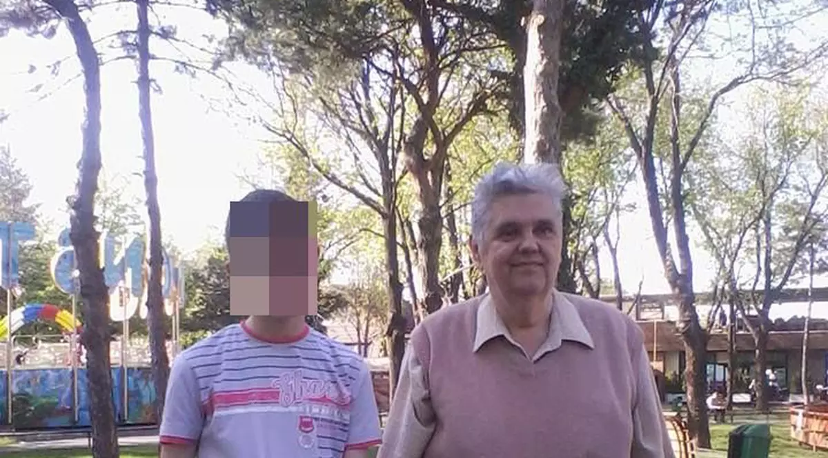Fost profesor de istorie din București, reținut pentru pornografie infantilă. Este acuzat că a întreţinut relaţii cu un băiat de 15 ani