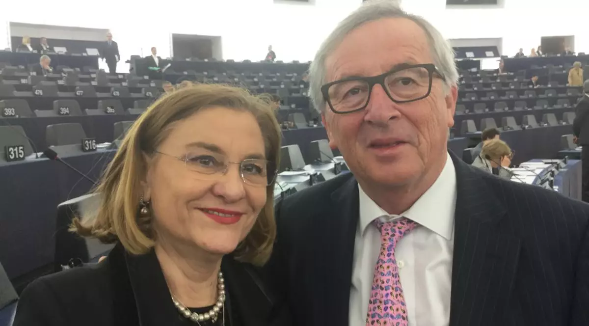 Maria Grapini, alături de jurnalistul Iulian Badea, cel care a scris că aceasta este "europarlamentarul pe care românii ar trebui să îl cloneze"