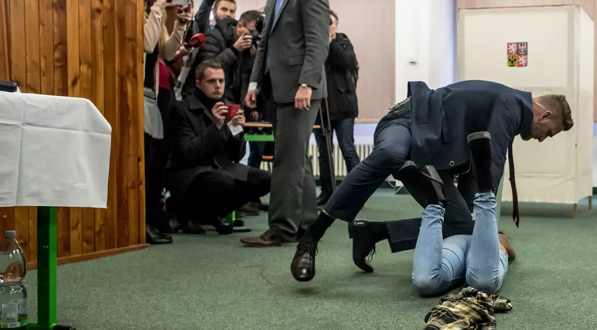 Incident la alegerile prezidențiale din Cehia: O tânără topless l-a atacat pe președintele Milos Zeman