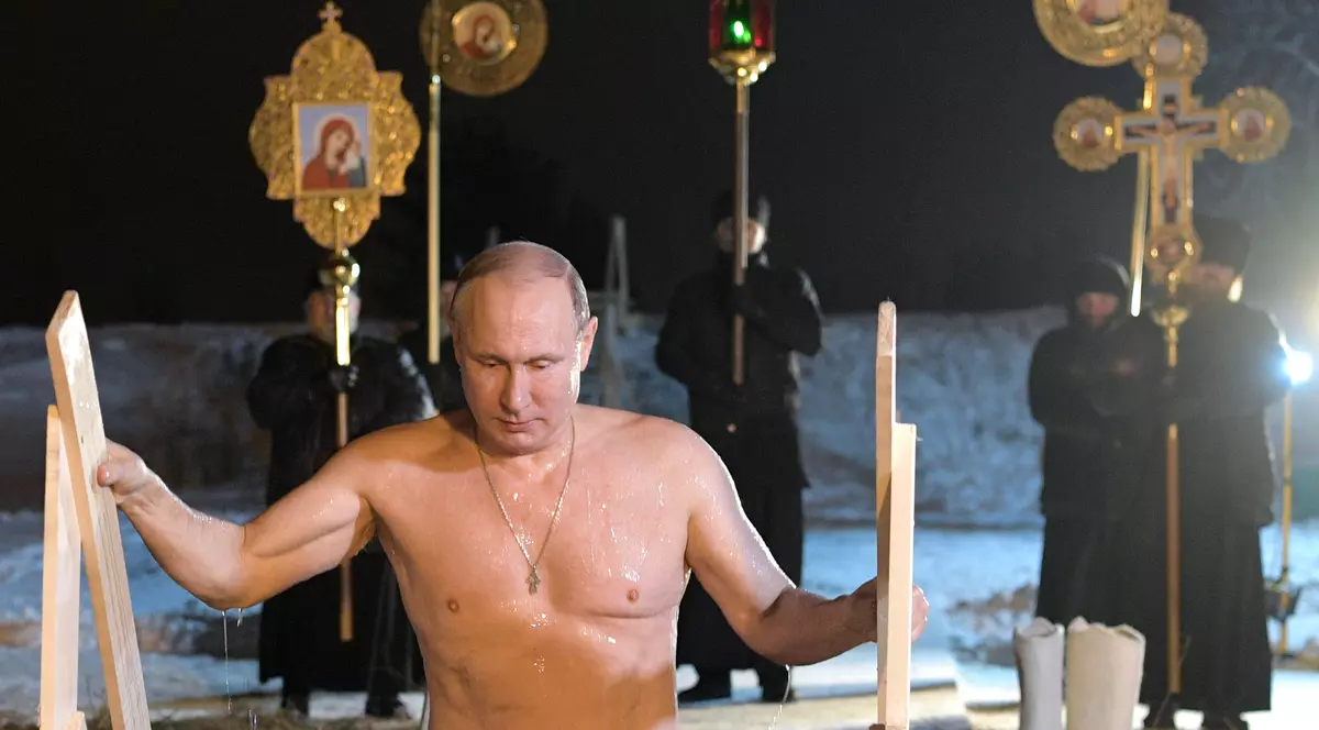 FOTO | Vladimir Putin, la bustul gol. Președintele rus a făcut baie într-un lac