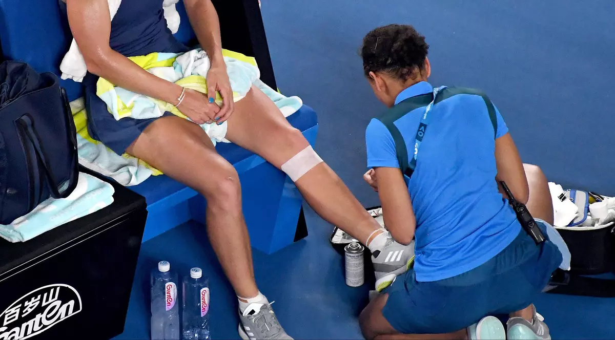 Wozniacki a trișat în finala cu Simona Halep. Daneza s-a dat accidentată pentru a-și recupera condiția fizică în finalul partidei
