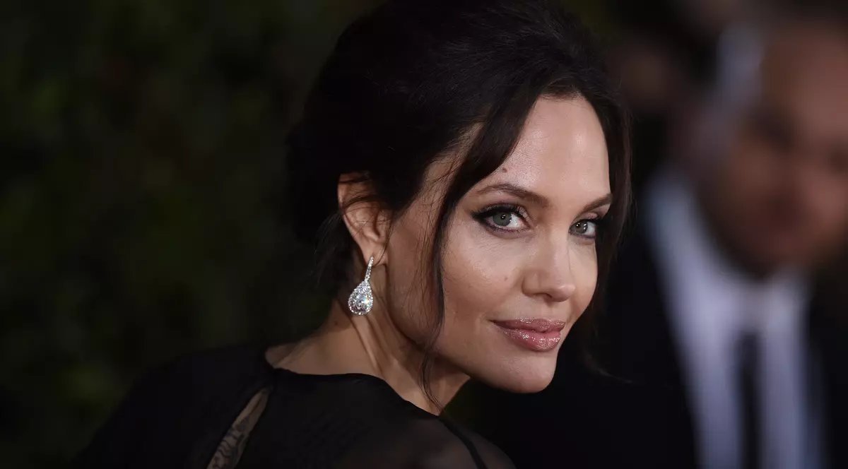 FOTO |  Angelina Jolie a venit însoțită de fiul ei la Globurile de Aur