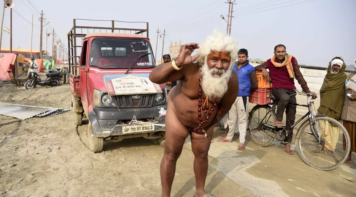 Un călugăr hindus a tras o camionetă cu penisul