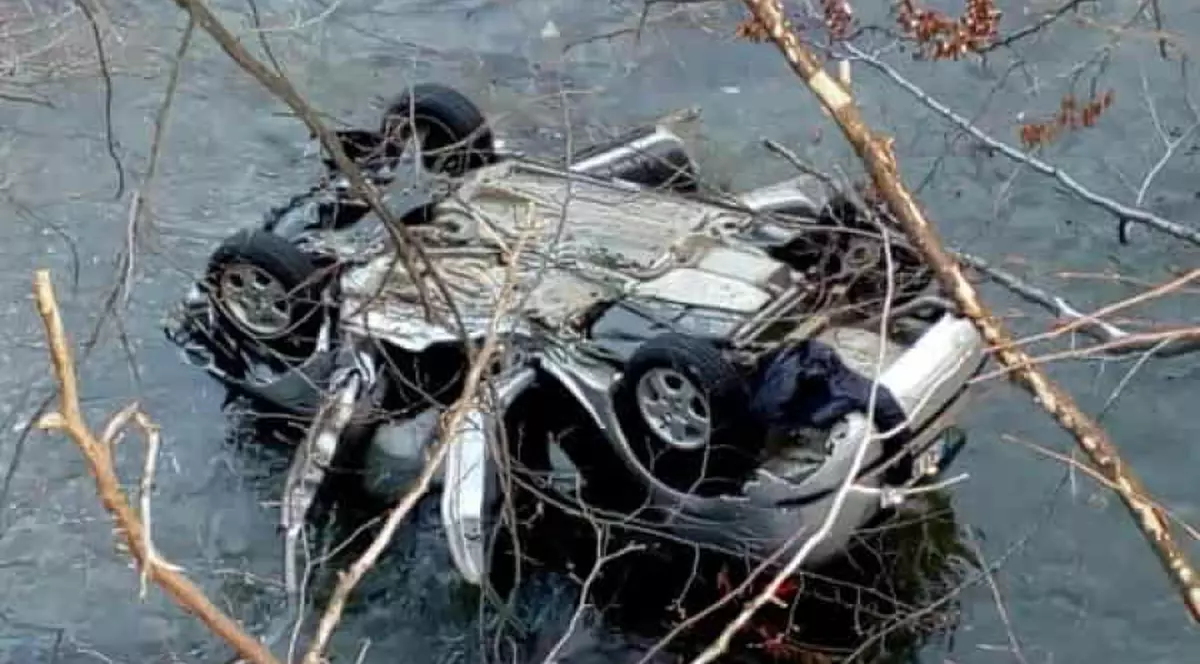 Accident grav în zona barajului de la Valea de Pești. Doi oameni au murit, după ce mașina lor a căzut în Rîul Jiu