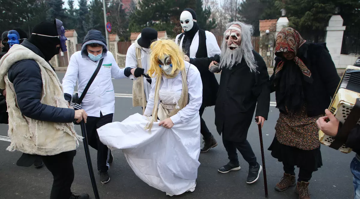 Obiceiuri de Bobotează la aromâni! ”Mascații” au alungat spiritele rele