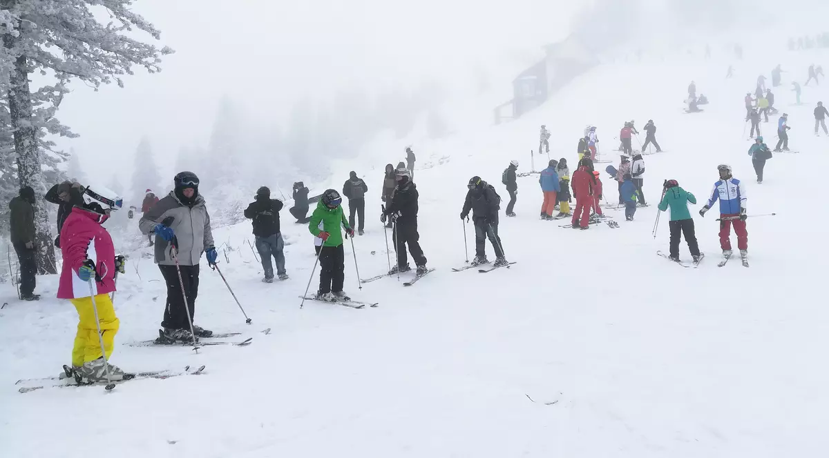 FOTO| Staţiunile din zona Braşovului, luate cu asalt de turiştii moldoveni şi ruşi care sărbătoresc Crăciunul pe rit vechi