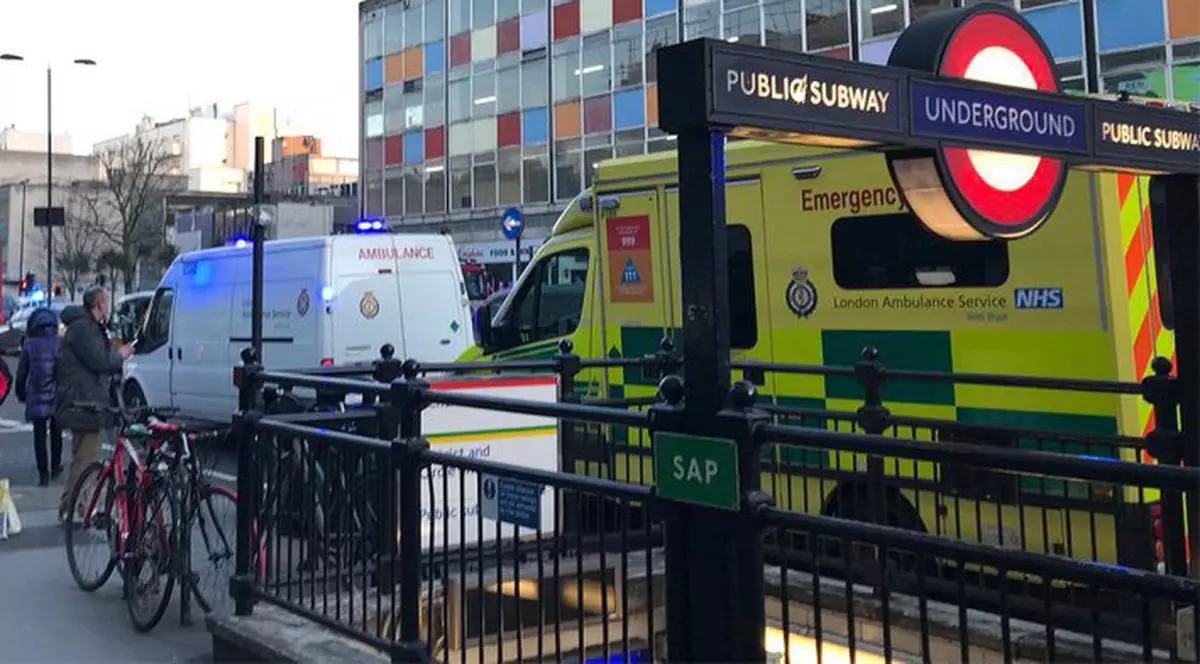 Femeie târâtă sub tren în stația de metrou Notting Hill Gate