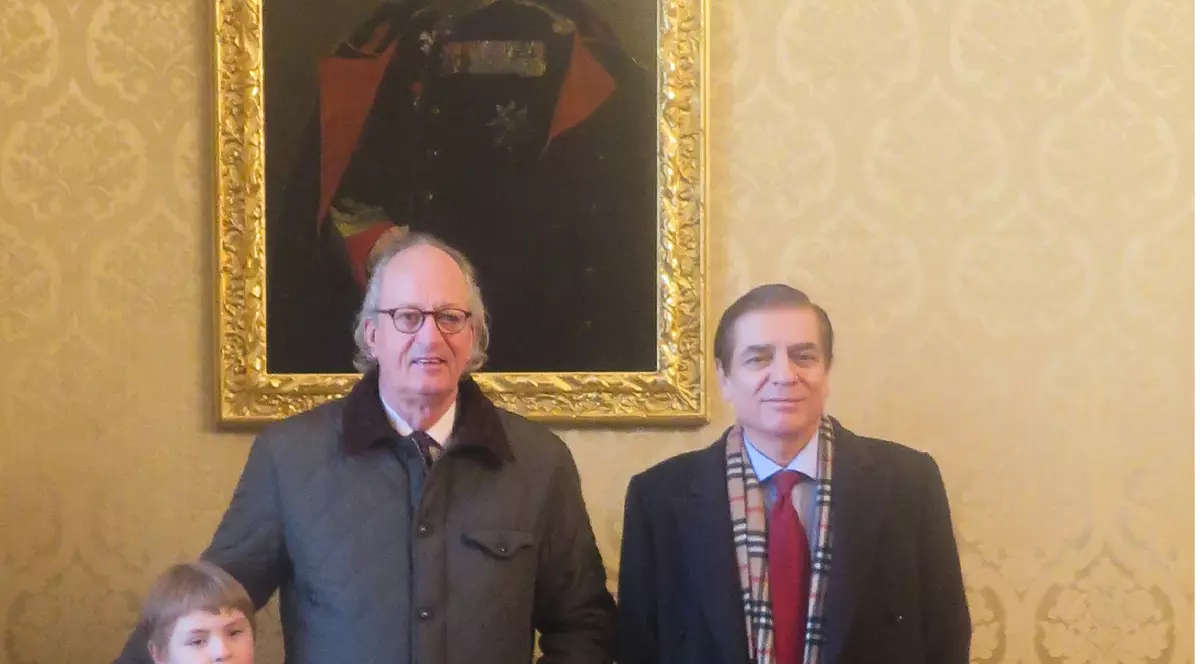 Principele Carol Ferdinand al Romaniei pentru prima oara in vizita la Seful Casei Hohenzollern, gazduit la Castelul Sigmaringen din Germania.