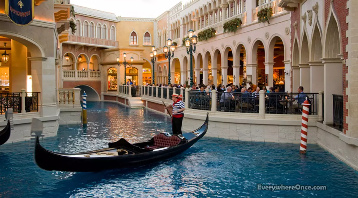 Patru români au primit interdicţie de a intra în Veneţia după ce au tâlhărit zeci de turişti străini