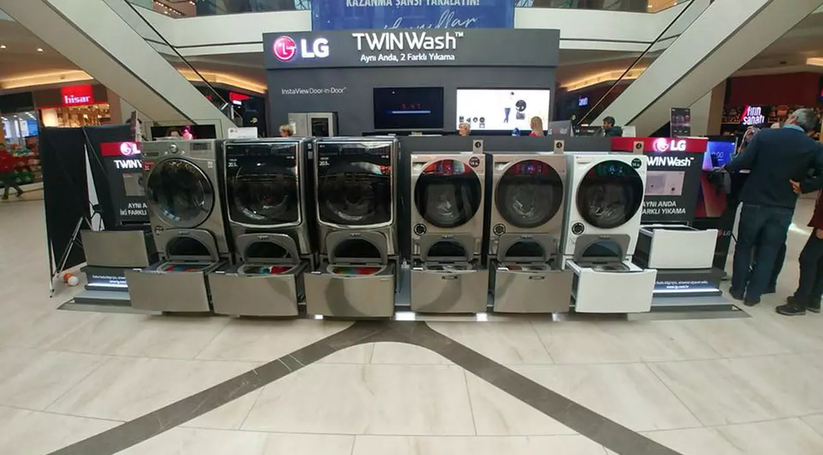 Donald Trump impune tarife vamale împotriva Samsung și LG Electronics, pentru importurile de mașini de spălat. De asemenea , sunt vizate și panourile solare aduse din China. Mașini de spălat LG într-un magazin de electrocasnice