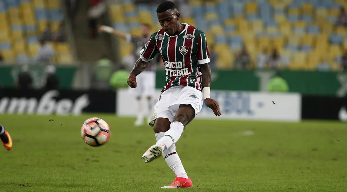 Fanii l-au nenorocit pe un fotbalist al rivalei. Opt luni pe tușă din pricina unei bătăi într-o discotecă.