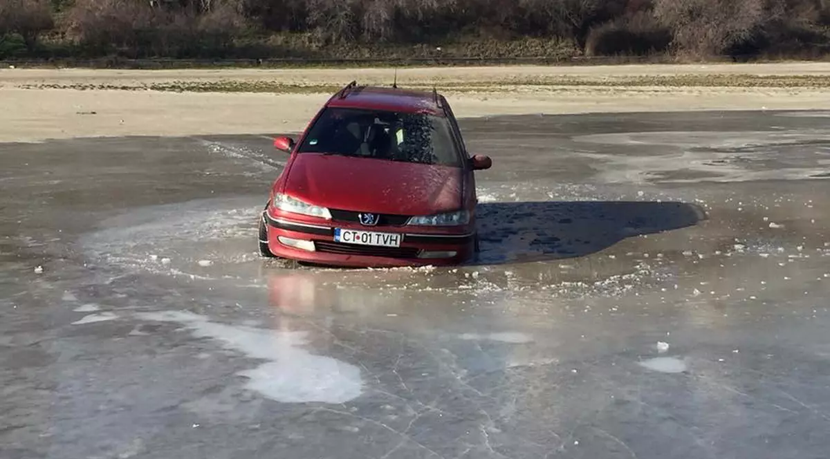 FOTO|Un constănțean a căzut cu mașina în mare după ce a încercat să o conducă pe gheața subțire de la mal