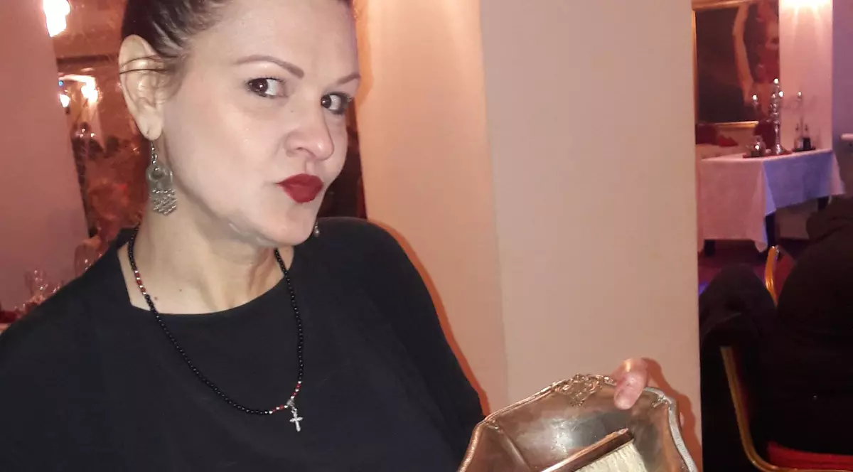 EXCLUSIV/De la actorie, la cârciumărie! Maria Buză își curăță clienții... cu măturica și fărașul