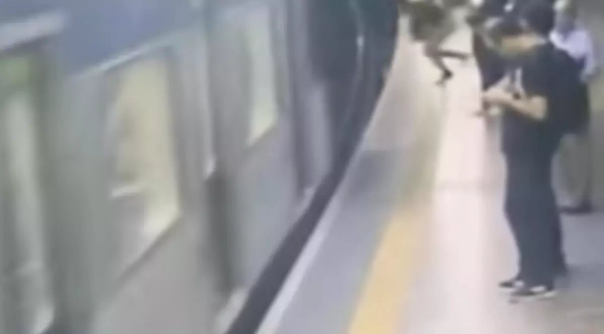 Femeie împinsă în fața metroului la Sao Paolo