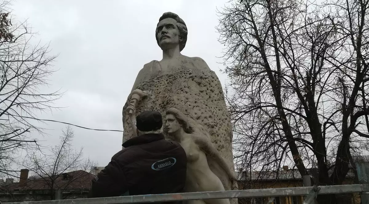 Mâna muzei de pe statuia lui Eminescu din Galați a dispărut din nou. Până acum, s-au făcut aproape 30 de replici ale mâinii